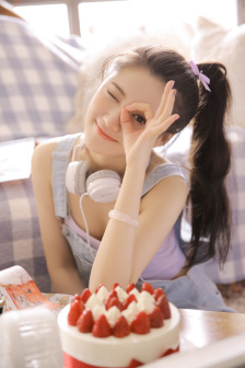 宝妈怕娃闹给同机乘客备100份礼袋
